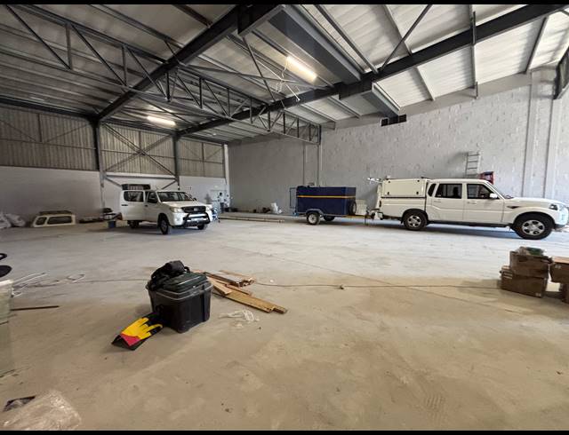 547M² WAREHOUSE TO LET IN STIKLAND INDUSTRIAL